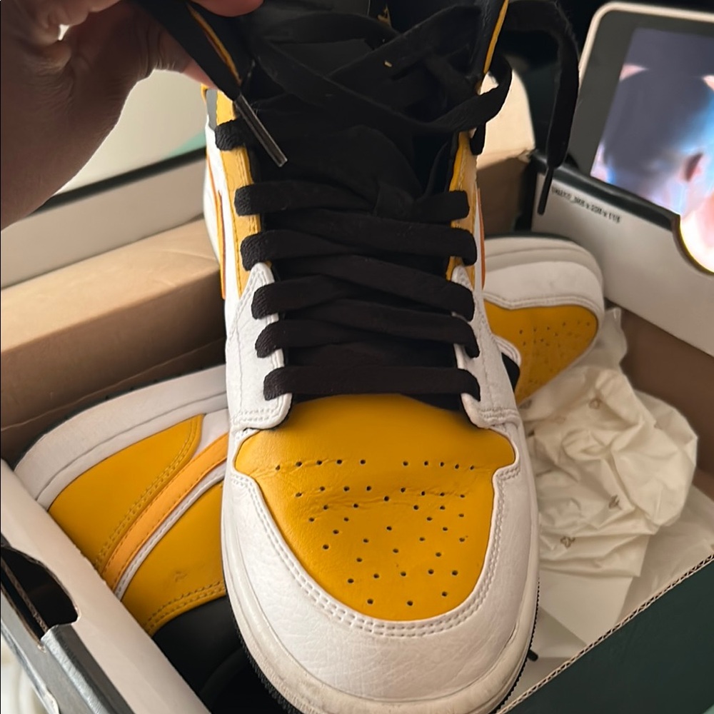 Air Jordan 1 Mid - White and Black - Picture 7 of 12